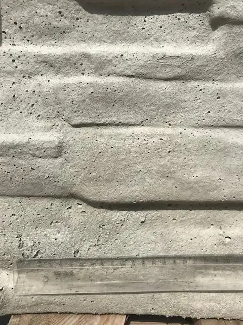 Možný povrch betonové desky – s viditelnými póry a bublinkami