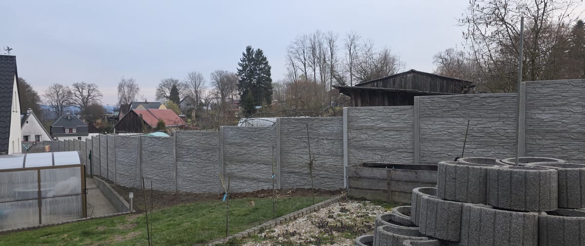 Realizace betonového plotu VM BETON 30